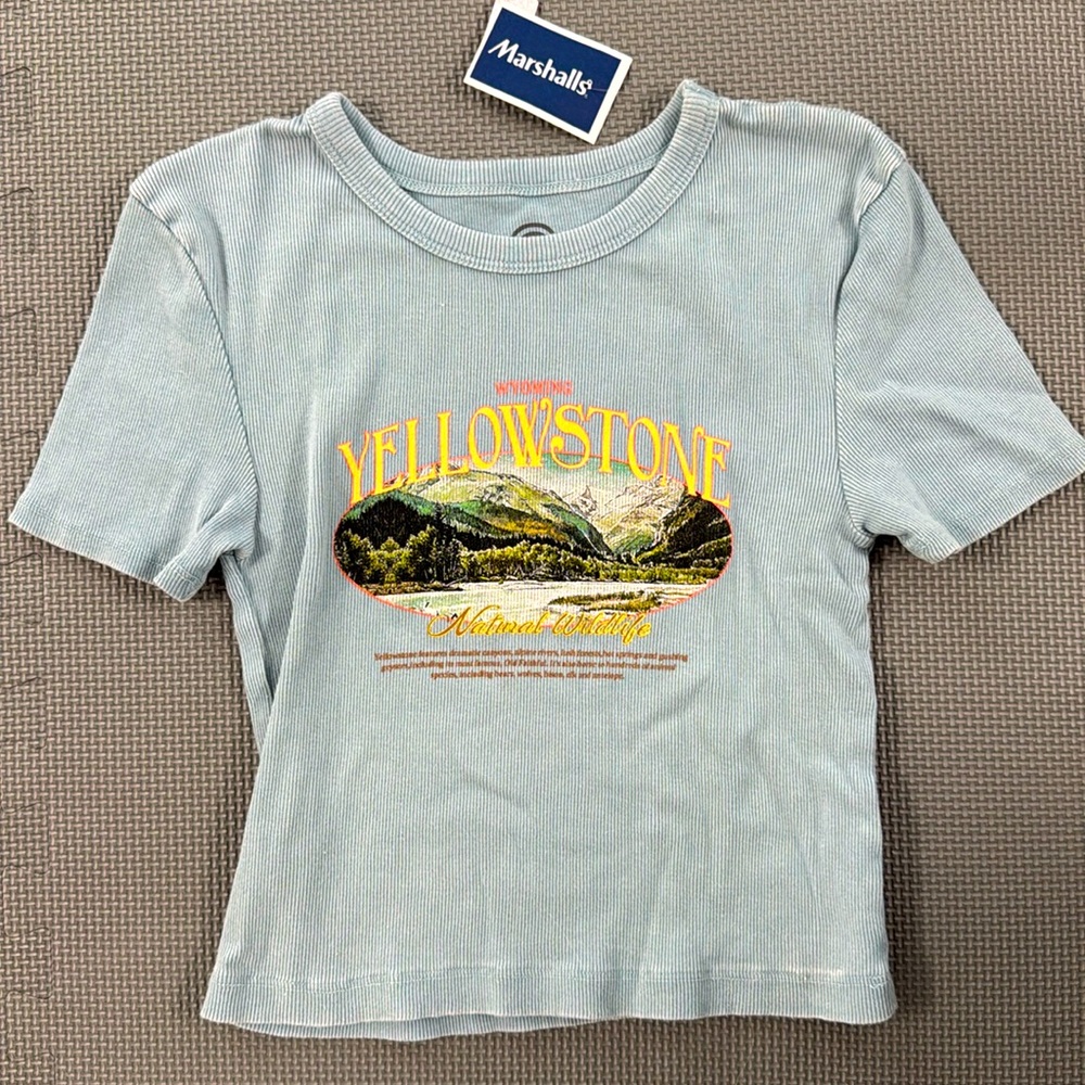 Women’s S Yellowstone tee NWT